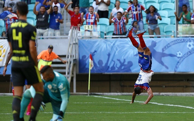 Bahia aplica 3 a 0 no Flamengo com show de Gilberto; veja os gols