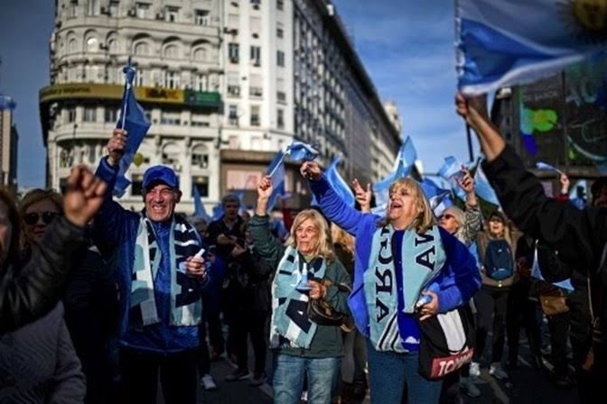 Argentinos vão às ruas em apoio ao governo Macri