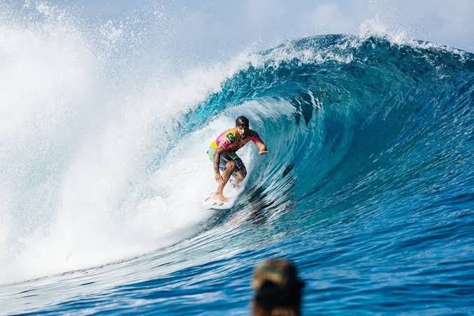 Onze brazucas avançam à terceira fase do Mundial de Surf no Tahiti