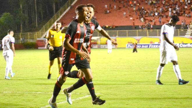 Vitória bate o Paraná por 2 a 0 na estreia de Carlos Amadeu; veja os gols