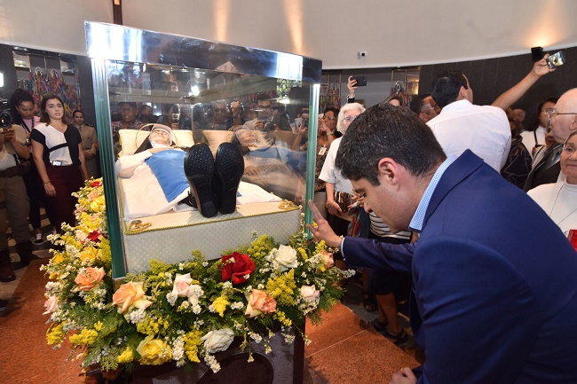 ACM Neto participa da bênção ao novo túmulo de Irmã Dulce