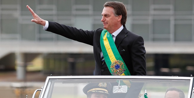 Bolsonaro quebra protocolo e saúda público no desfile do 7 de setembro; assista