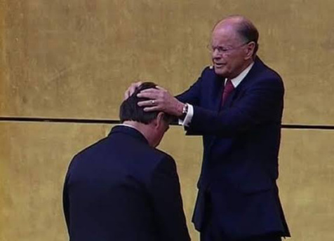 Bolsonaro recebe unção do bispo Edir Macedo