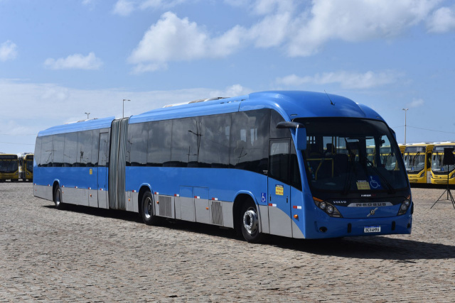 Ônibus articulado do BRT Salvador passa por teste na cidade