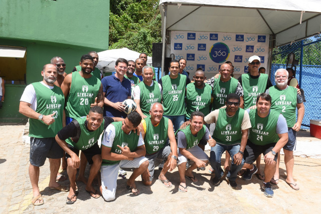 Bruno Reis entrega campo de futebol a moradores do Matatu