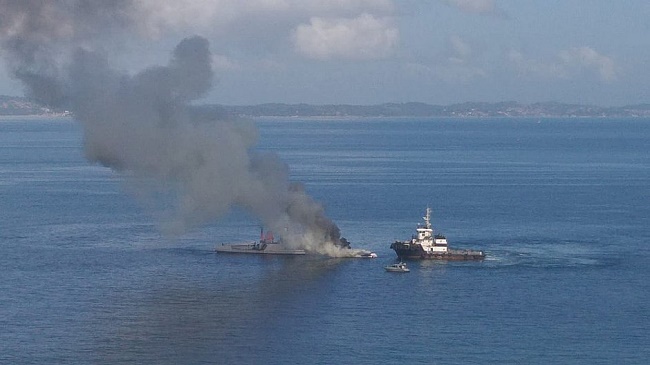 Embarcação pega fogo próximo ao Forte São Marcelo em Salvador