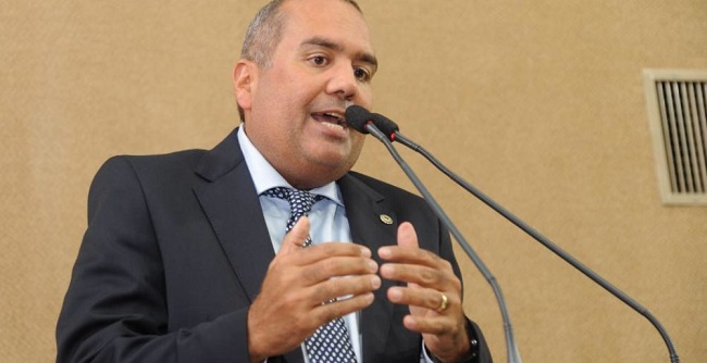 Sandro Régis: “Governo diz ter investido R$ 30 milhões em trecho da BA-120 que permanece esburacado”