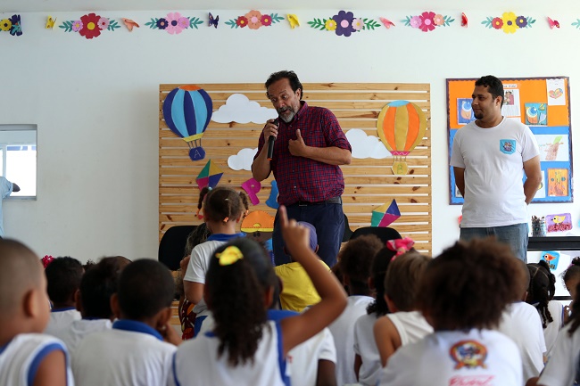 Artistas plásticos Bel Borba e Vinícius Vidal visitam escola municipal em Salvador