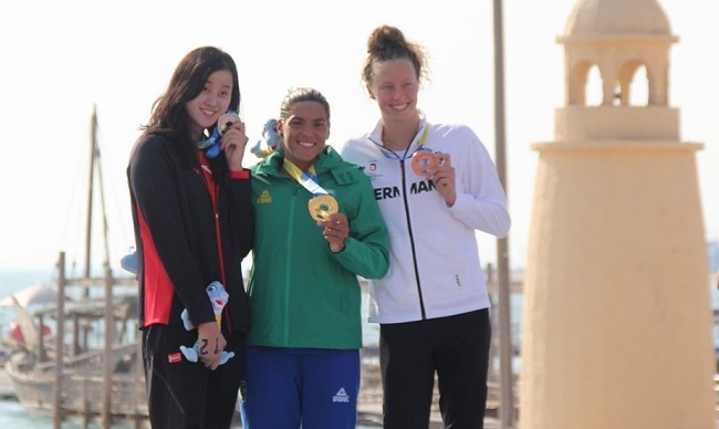 Ana Marcela vence maratona aquática em Mundial no Qatar