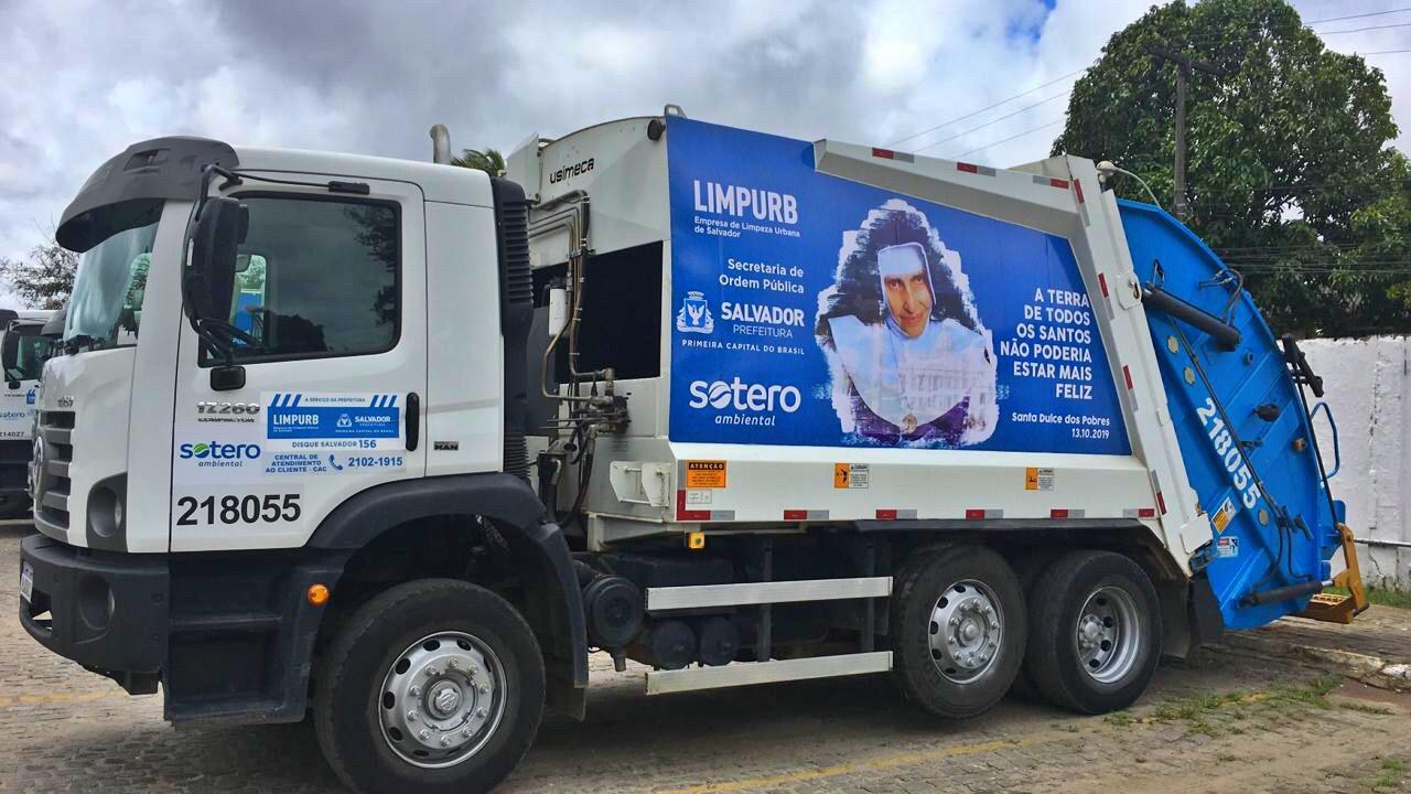 Limpurb homenageia Irmã Dulce nos caminhões da limpeza
