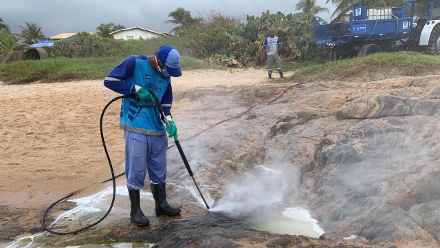 Limpurb usa novas técnicas para limpar óleo das praias de Salvador