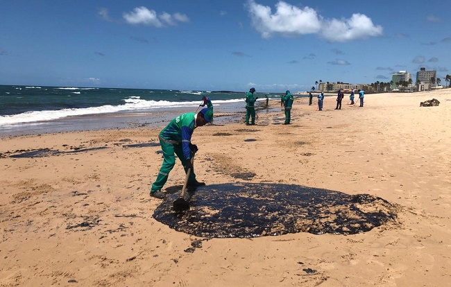 Mais de 22 toneladas de óleo são retiradas das praias de Salvador