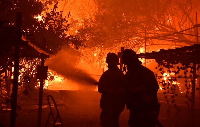 Onda de incêndios leva 180 mil pessoas a deixar a Califórnia