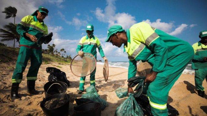 Camaçari mantém equipes nas praias e articula logística estadual de proteção ambiental