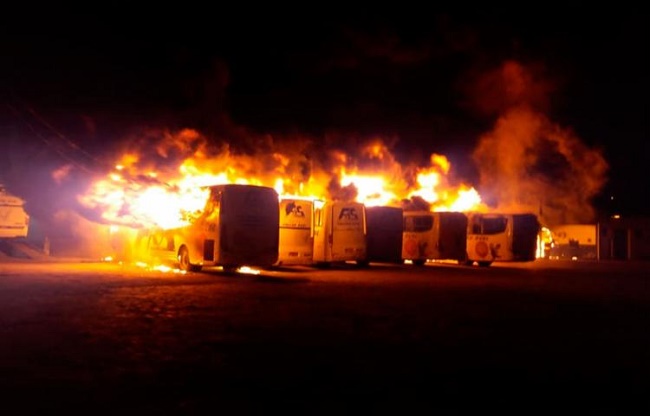 Incêndio destrói garagem de empresa de ônibus em Jacobina