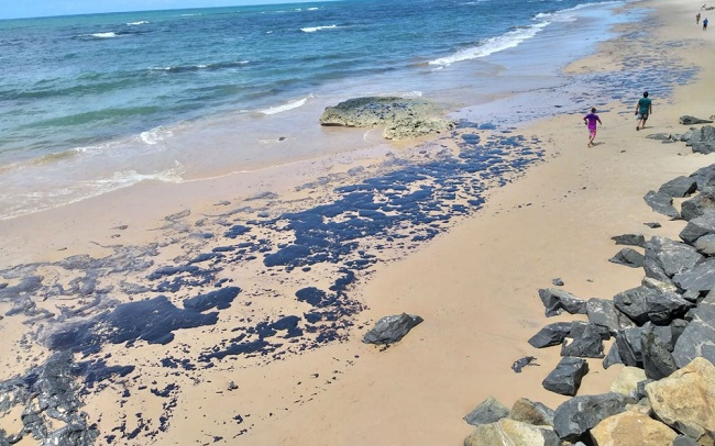 Manchas de óleo chegam à Praia da Pituba em Salvador