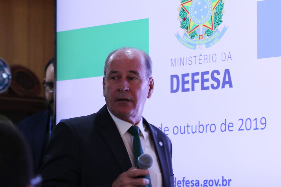 “Democracia sai fortalecida na Bolívia”, diz general Fernando Azevedo