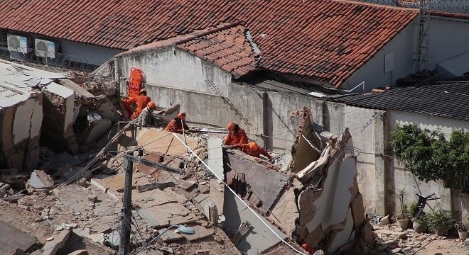 Bombeiros confirmam 2a morte em prédio que desabou em Fortaleza