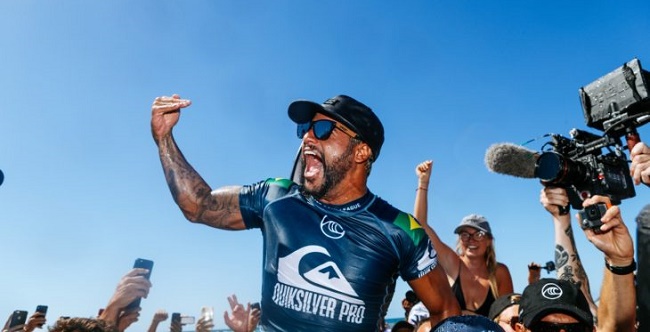 Ítalo Ferreira conquista bi em Portugal e assume liderança no Mundial de Surf