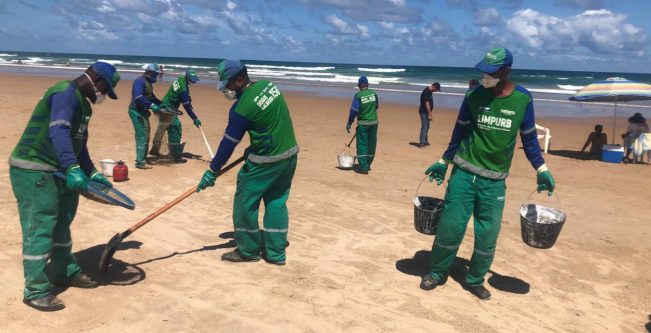 Força-tarefa da Prefeitura retira 4,5 toneladas de óleo das praias de Salvador