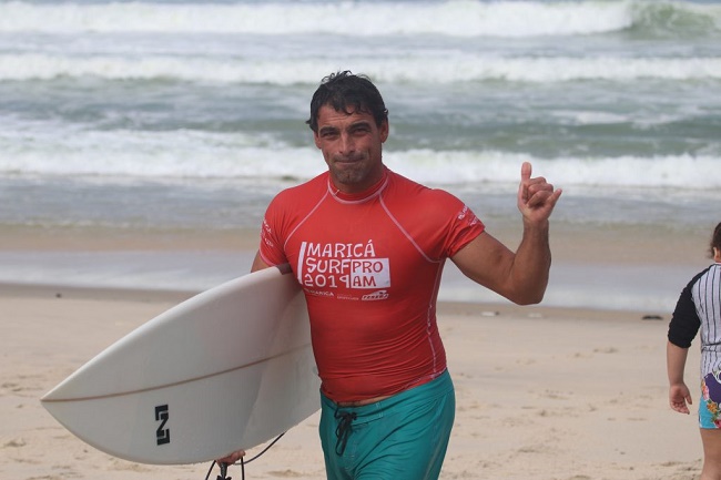 Bicampeão brasileiro de surfe morre afogado após mal súbito em Saquarema