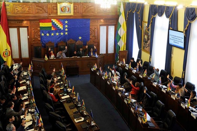 Senadores aprovam a realização de novas eleições na Bolívia