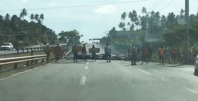 Moradores interditam Estrada do Coco em protesto conta aumento do pedágio