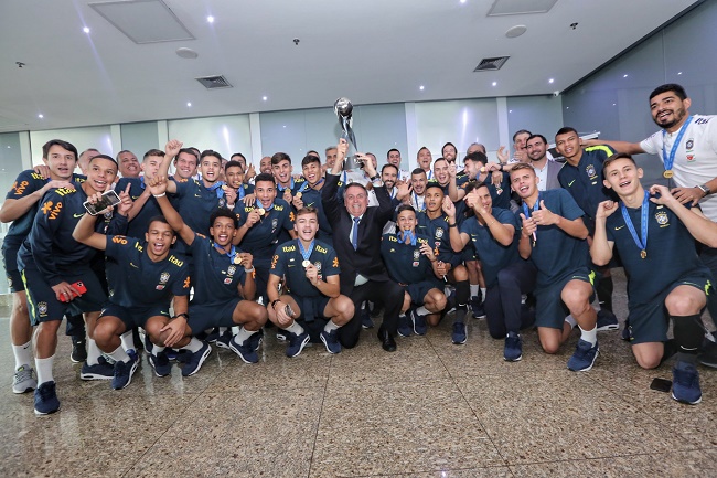 Bolsonaro encontra Seleção Sub-17 após conquista do Mundial