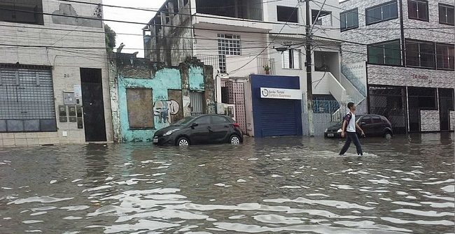 Prefeitura de Salvador paga R$ 1,4 milhão para famílias atingidas pela chuva