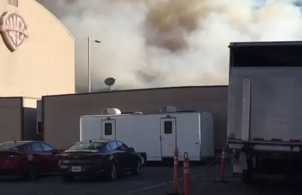 Clint Eastwood se recusa a deixar estúdio em Hollywood ameaçado por incêndio