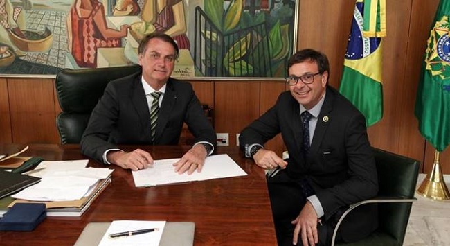Bolsonaro assina MP que transforma a Embratur em agência