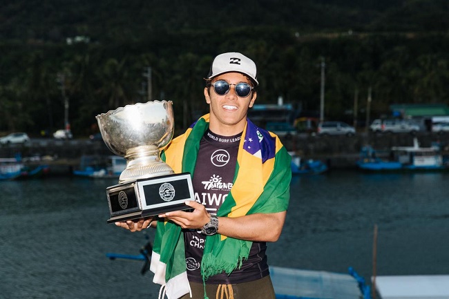 Brasileiro Lucas Vicente é campeão mundial júnior de surfe