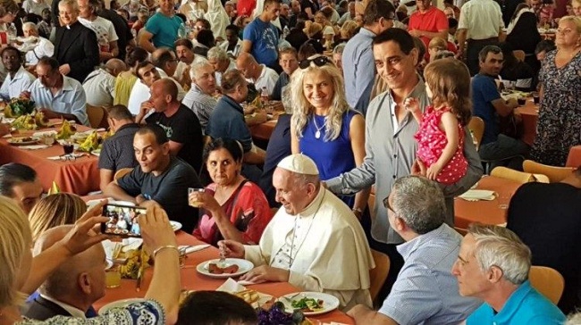 Papa Francisco almoça com moradores de rua no Dia Mundial dos Pobres