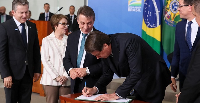 Bolsonaro assina MP para regularizar 600 mil posses rurais até 2022