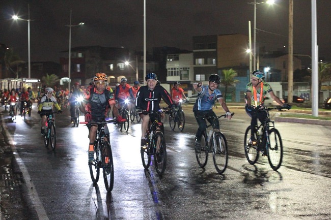 Ciclistas realizam passeio noturno de Natal nesta quarta