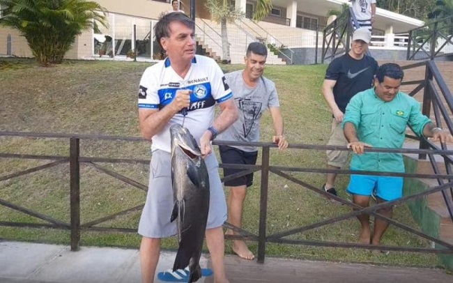 Bolsonaro pesca tambaqui de 18kg na Base Naval de Aratu