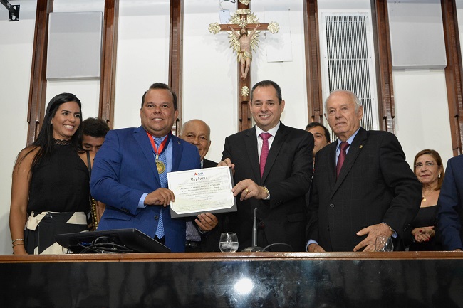 Geraldo Júnior recebe a Medalha Dois de Julho na ALBA