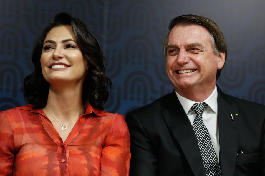 Bolsonaro vai à praia em base naval ao lado da filha Laura