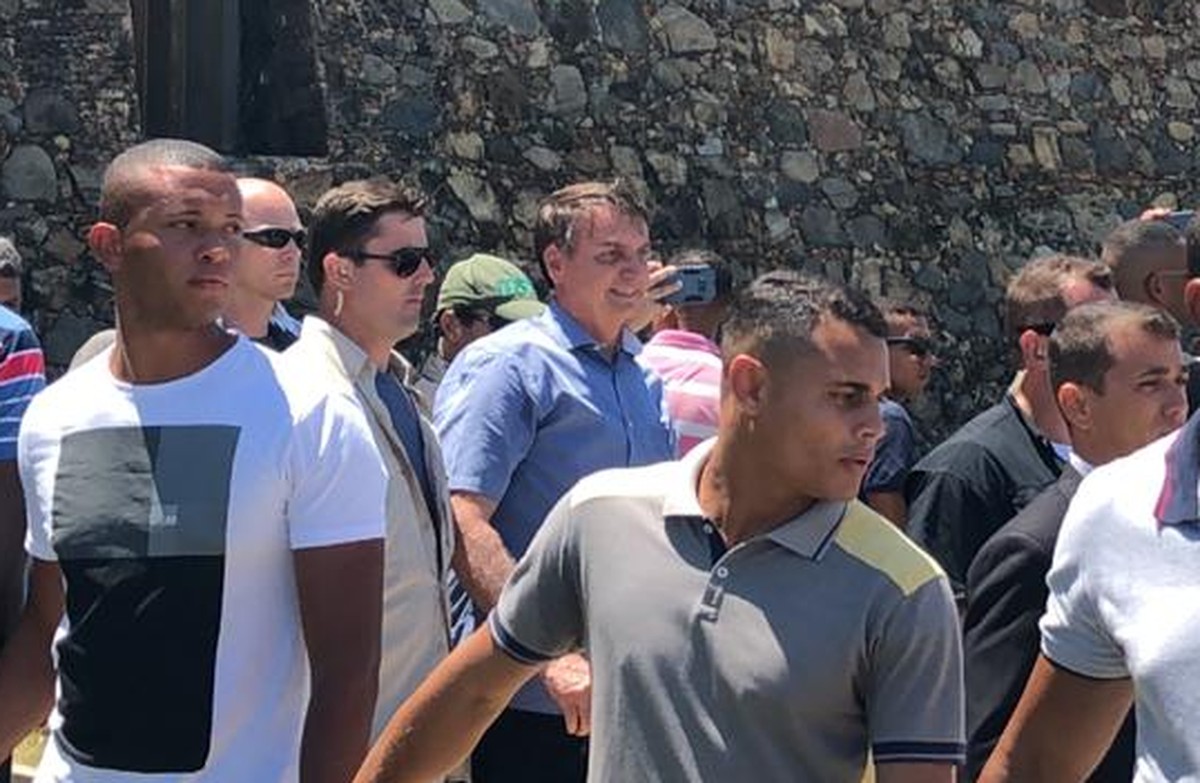 Bolsonaro faz visita ao Farol da Barra em Salvador