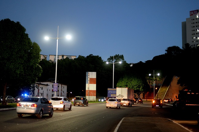 Avenida Luís Eduardo Magalhães ganha iluminação em LED