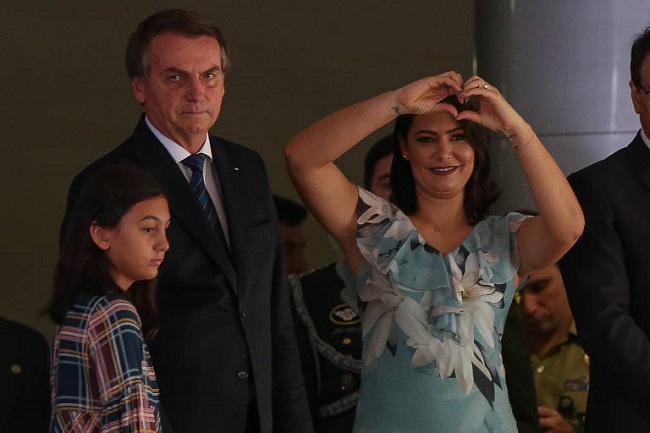 Bolsonaro visita Michelle em hospital após cirurgia estética