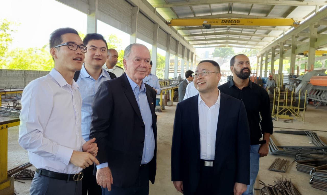 Chineses visitam área onde iniciará obra da Ponte Salvador-Itaparica