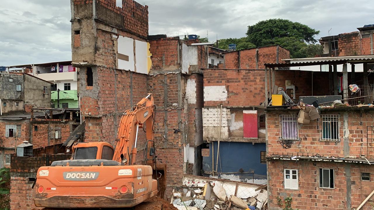 Prefeitura inicia demolição de edificações condenadas em Narandiba