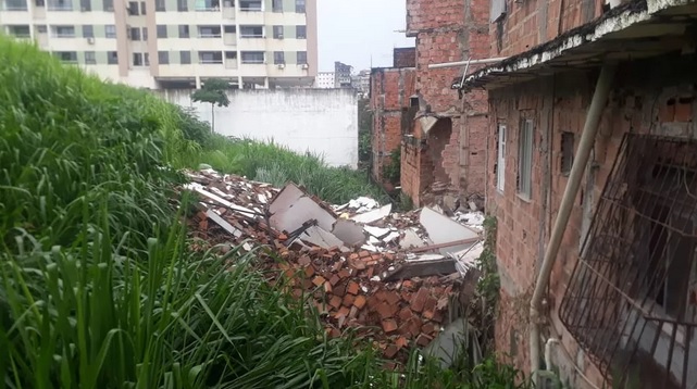 Prédio de cinco andares desaba no bairro de Narandiba