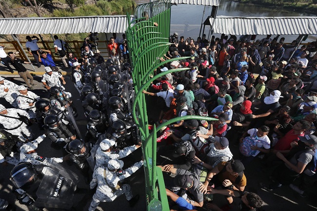 Mais de dois mil migrantes da América Central tentam entrar no México