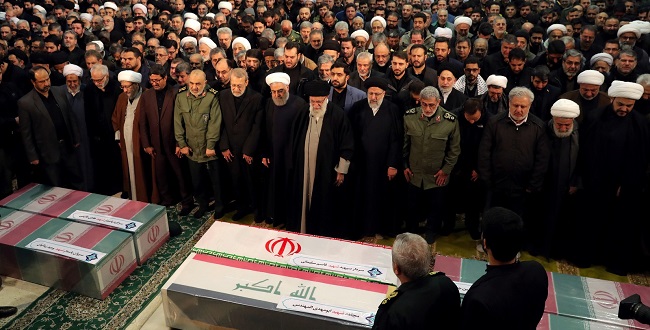 Aiatolá Ali Khamenei lidera homenagem no funeral de Soleimani no Irã