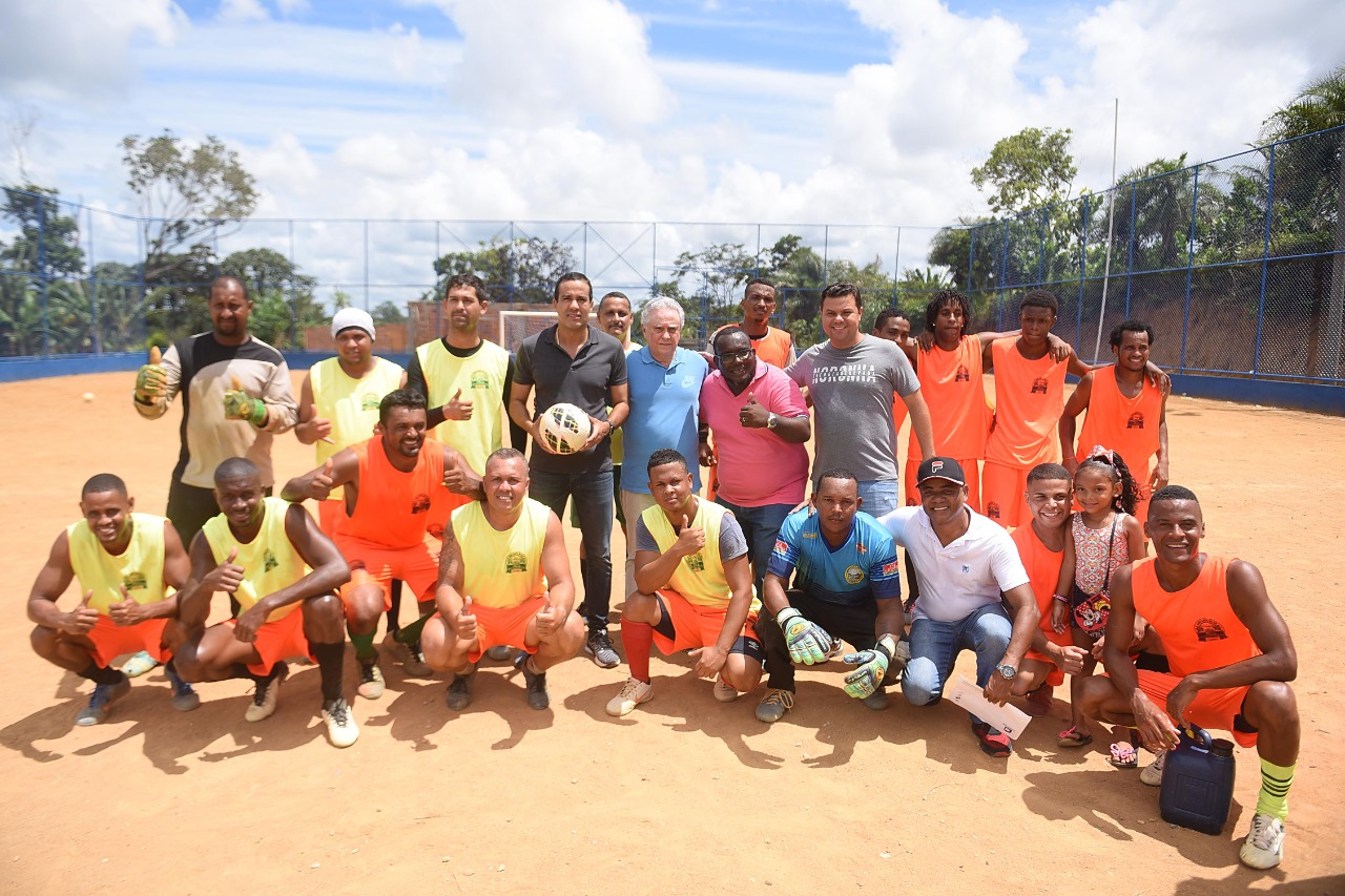 Bruno Reis entrega campo de futebol e anuncia nova iluminação em Pirajá