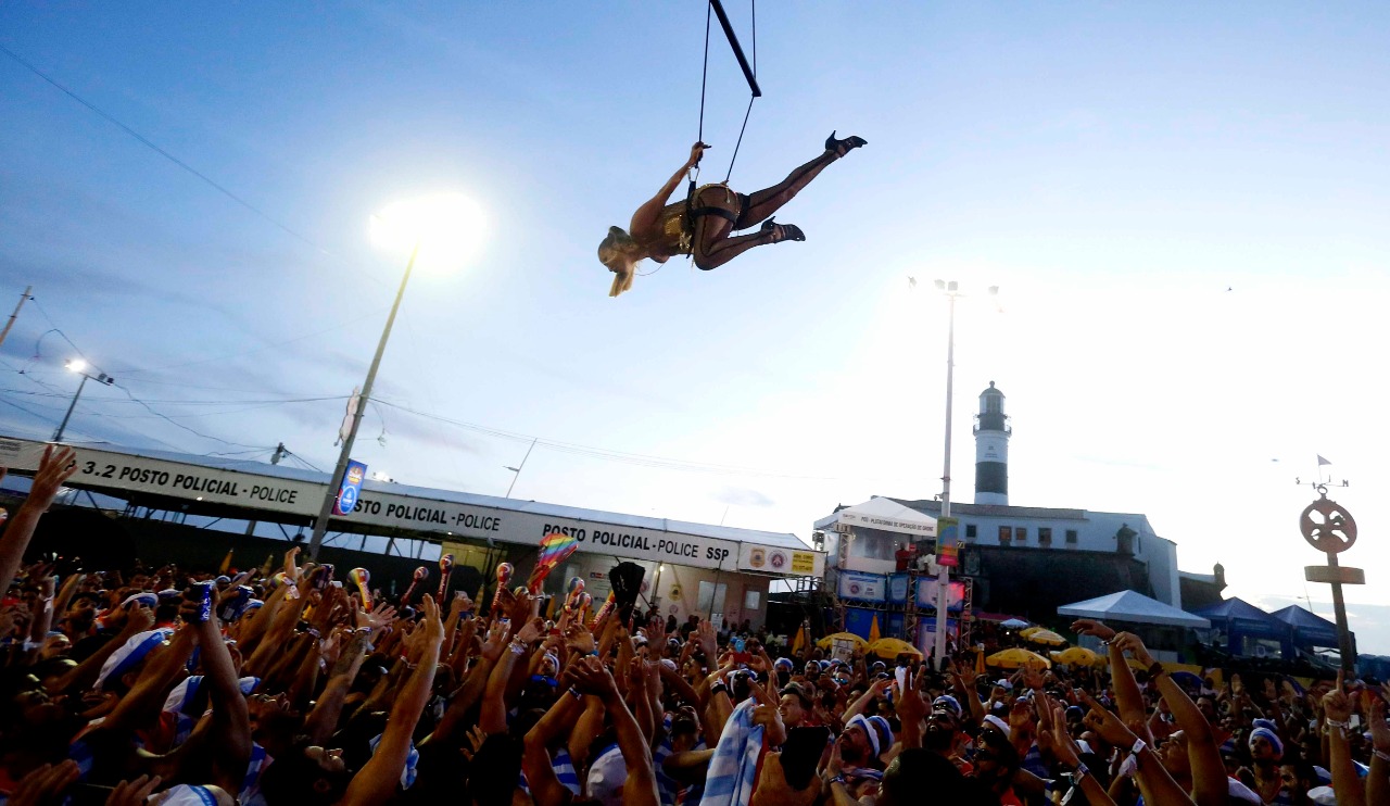 Claudia Leitte faz performance aérea no Carnaval de Salvador