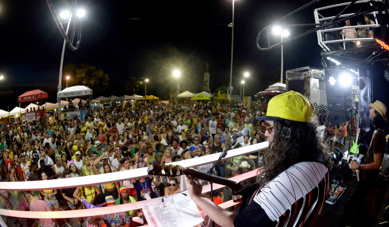 Moraes Moreira homenageia os 70 anos do trio na Praça Castro Alves