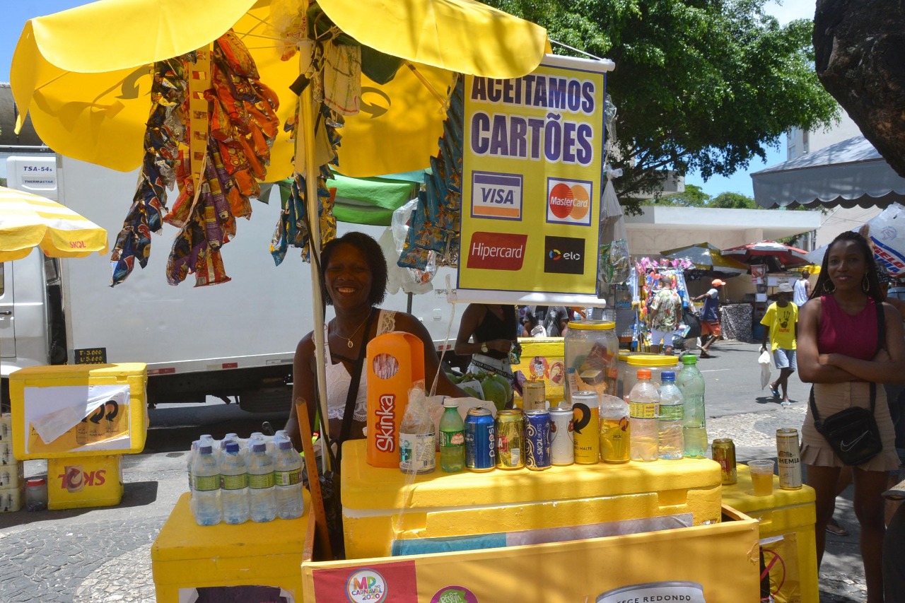 Ambulantes vendem 20% a mais no Carnaval de Salvador do que em 2019